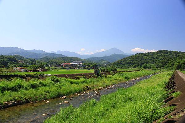 排水溝清澈的溪水&層層相接的山 IMG_5930.JPG