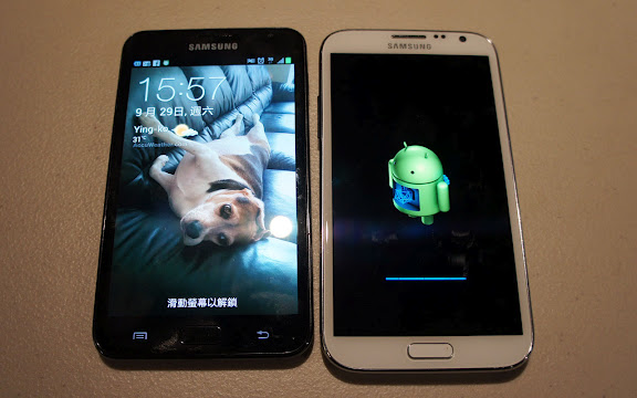 GALAXY Note（左）與GALAXY Note II（右）的外觀比較