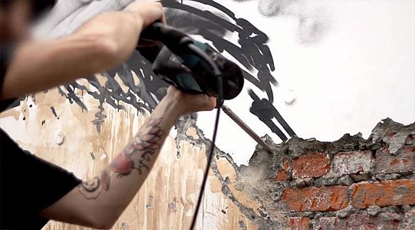 The-walls-of-Vhils-aka-Alexandre-Farto-yatzer-b