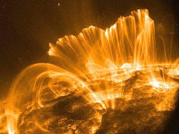 太陽物理活動高峰期會造成閃焰、爆發日珥與日冕物質噴發，最後將產生磁場反轉的現象