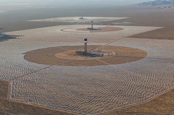 全球最大太陽能發電廠「Ivanpah太陽能發電系統」13日啟用，占地達5平方哩 1.jpg