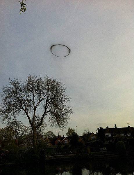 神秘黑圈飄英國上空.jpg