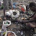 加纳的阿博布罗西(Agbogbloshie),就是个极为著名的垃圾坟场4.jpg