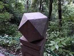 在青城山出現了一個LV模型雕刻的石頭.jpg