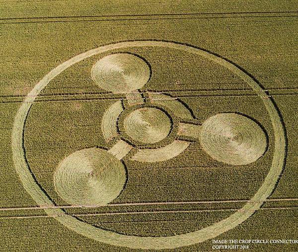 2018-7-8 英國威爾特郡警告意味濃厚的麥田圈2.jpg