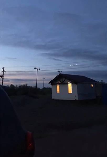 UFO？隕石？奇怪的飛行體飛越西伯利亞數個城鎮著陸偏遠地區1.jpg