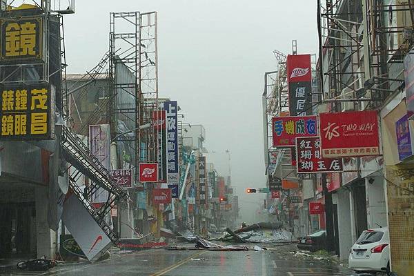 尼伯特颱風過境.台東市滿目瘡痍1.jpg