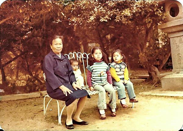 1977年母親與青雲的三千金攝於新竹青草湖.jpg