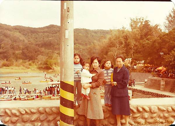 1977年青雲帶全家大小遊新竹青草湖.jpg