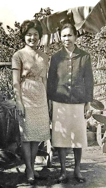 1963年青雲母親與大姊攝於斗六老家庭院(時年56歲).jpg