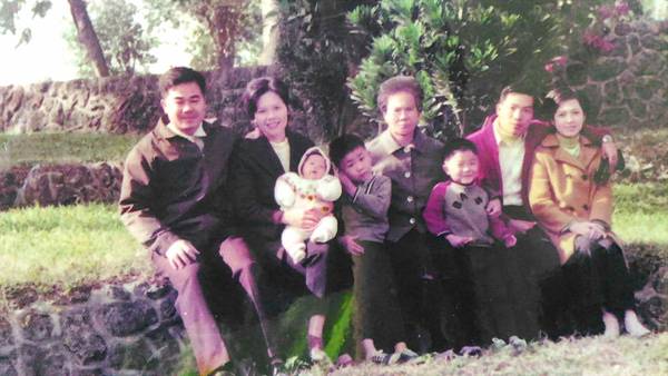 1969年青雲與母親及姊姊全家攝於高雄橋頭糖廠.jpg