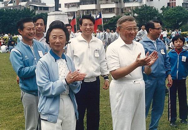 1987年任聯勤兵工技校主任總司令溫上將及夫人率領登山健行.jpg