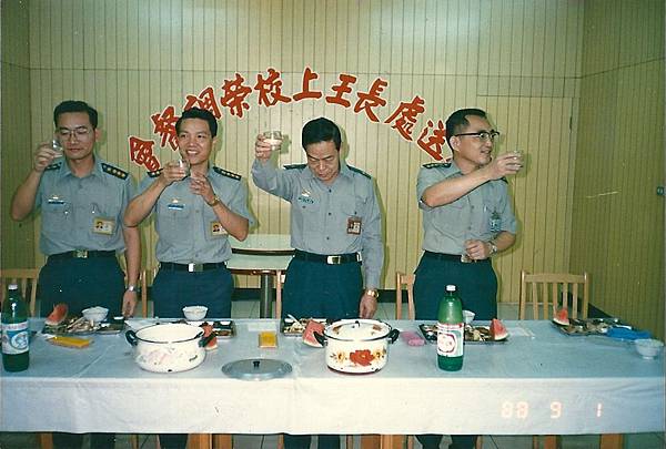 1989年任物資署政戰部主任陪署長南下歡送高雄接轉處長榮調.jpg