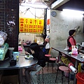 認真吃肉圓.JPG
