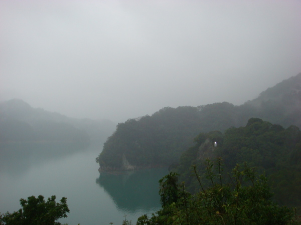 水庫湖畔