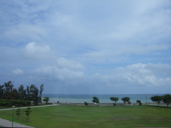 濱海公園藍天海水配綠地