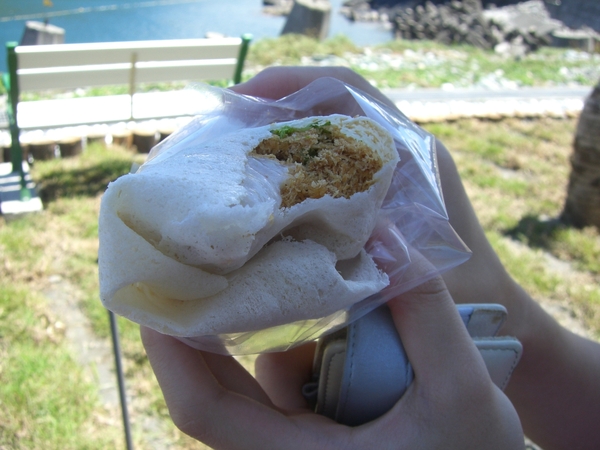 來宜蘭當然要吃花生捲冰淇淋囉~我選芋頭跟蜜餞口味，冰冰涼涼喔依稀