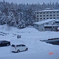 清晨飯店外面美麗的雪景