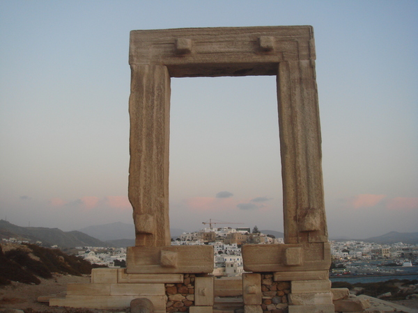 從 Temple of Apollo 裡往回看 Naxos