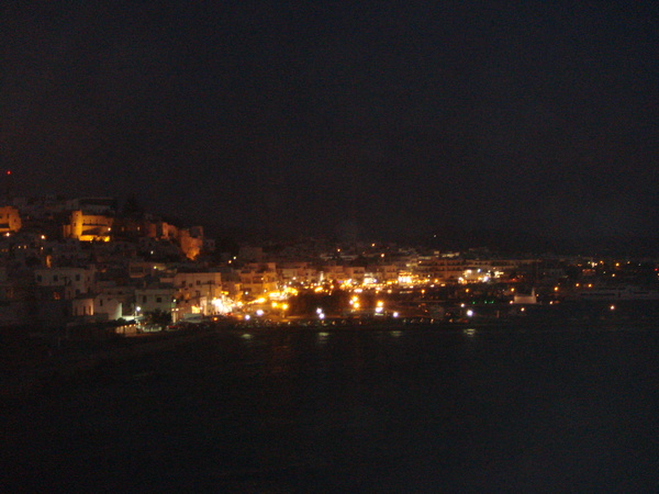 在 Temple of Apollo 上往回看 Naxos 夜景