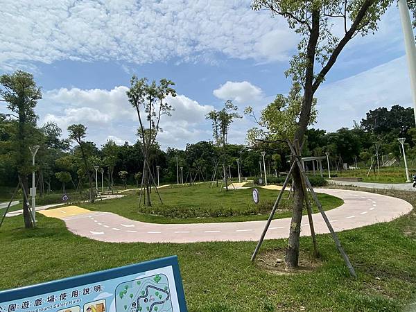 『 高雄 親子公園 』高雄大寮區最新親子公園  公12公園 