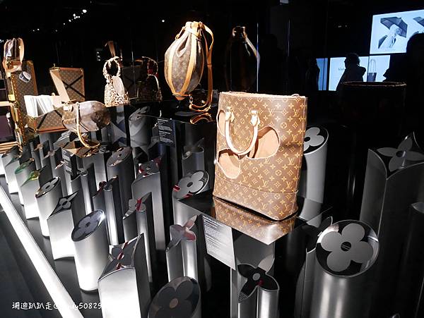 法國。巴黎// 塞納河左岸半日遊：莎士比亞書店->聖母院->