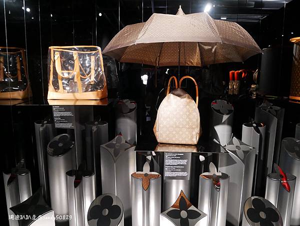 法國。巴黎// 塞納河左岸半日遊：莎士比亞書店->聖母院->