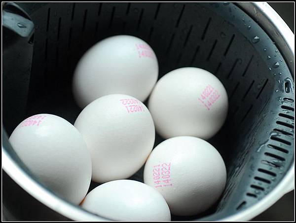 01雞蛋入網鍋.jpg
