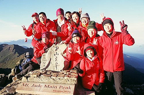 玫瑰鹽燈陳淑芬祝賀東森玉山登峰隊友 玫瑰鹽燈陳淑芬祝賀東森玉山登峰隊友