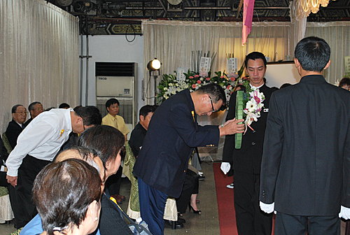 王令麟親祭高惠宇媽媽 王令麟親祭高惠宇媽媽