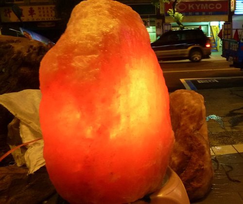 八十幾公斤的透光玫瑰鹽燈在象山第一站 八十幾公斤的透光玫瑰鹽燈在象山第一站