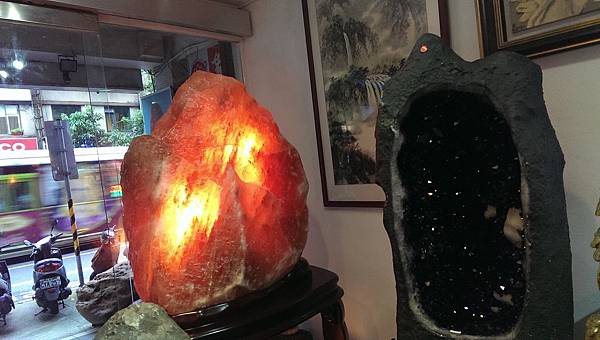 540公斤鹽燈王與3百多公斤晶洞