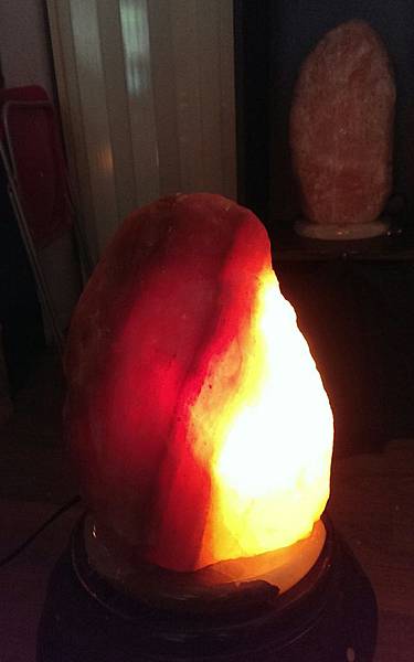 鴿血紅與招財黃鹽燈 風生水起招好桃花 鴿血紅與招財黃鹽燈 風生水起招好桃花