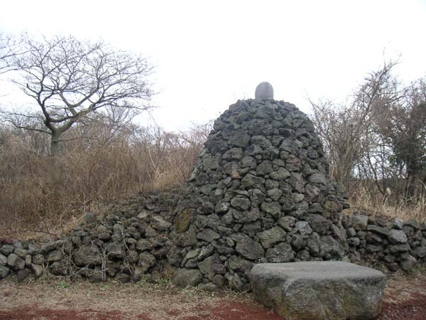 濟州石頭文化公園-避邪祈福塔.JPG