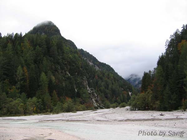 Jasna Lake旁有白色的溪水