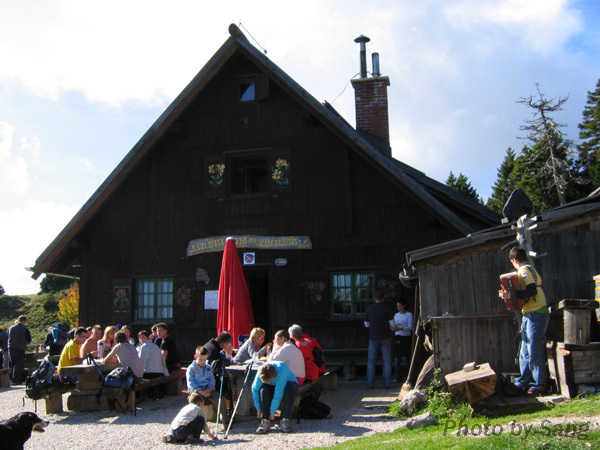 聚集許多登山客的餐廳