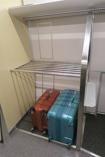 随处可见的u seat广告最大卖点,这个车厢有大行李架.