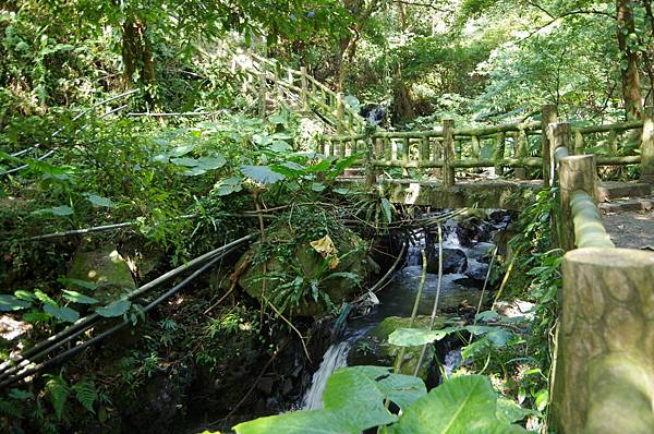 B26-IMGP5885-流經龍鳳谷內陳家民宅水圳上游水泥橋.JPG