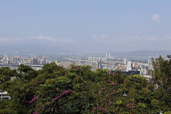 B07-DSC_1701-觀音山觀景平台之視野(遠方北投焚化爐煙囪).JPG