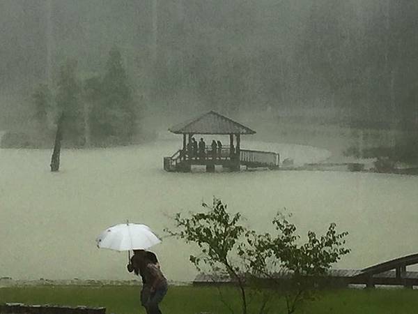 雨天的明池