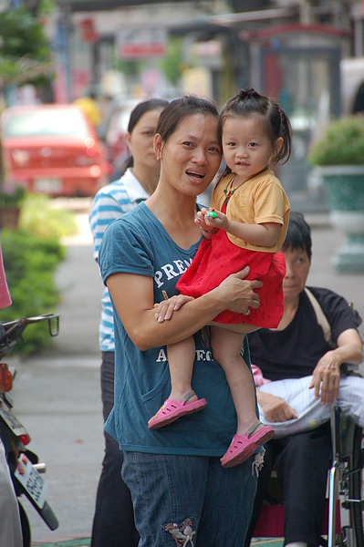 小妹妹看得很專心