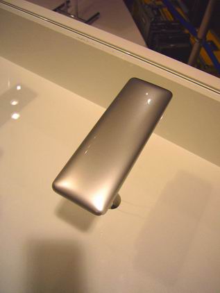 KDDI 展出深澤直人新作/INFOBAR2 