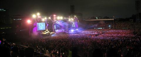 大哥跟家人在舞台區