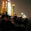 濱江大道沿岸的情人椅