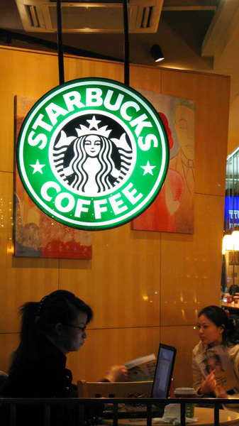 我非常想要starbucks的這顆大燈箱