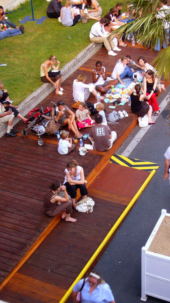 下班後的巴黎人在塞納河旁野餐