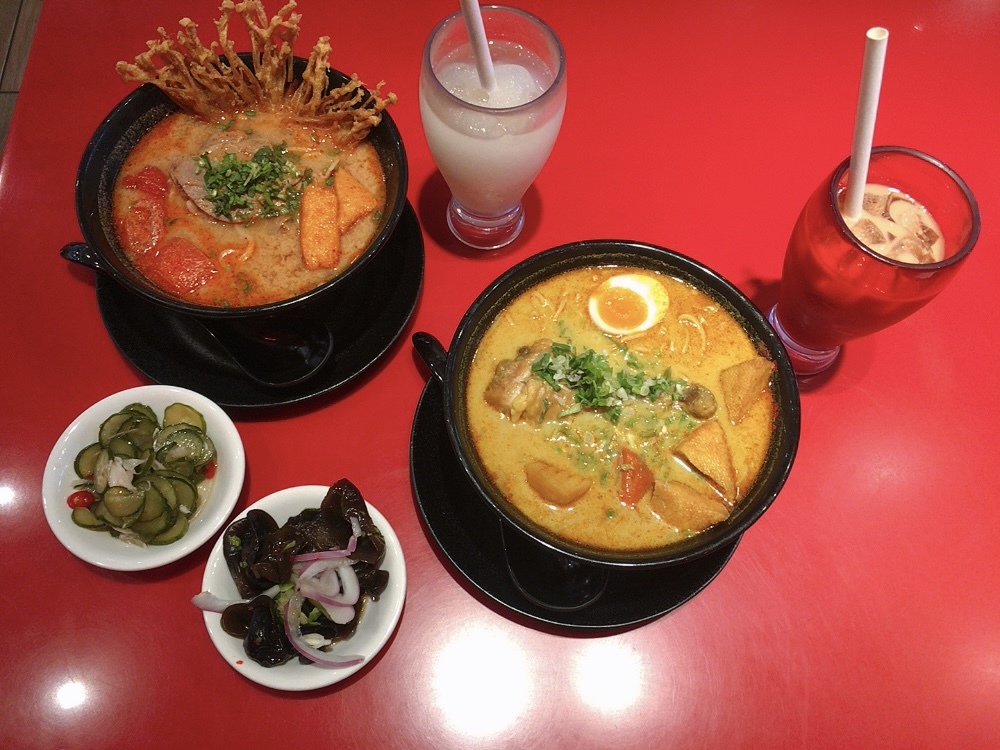 大心新泰式麵食 酸辣蕃茄麵 咖哩雞腿麵 小菜 泰國奶茶 鮮檸愛玉冰沙