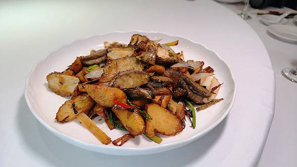 『歐華飯店-歐華軒』來自四十餘年的經典粵菜好味道,經典脆皮乳 『歐華飯店-歐華軒』來自四十餘年的經典粵菜好味道,經典脆皮乳