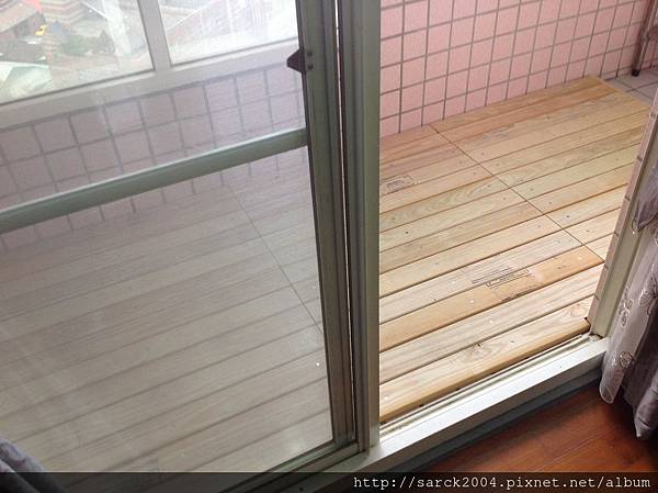 風格木地板*2013*新北市中和區南方松戶外材施工*施工過後的陽台是不變的相當不一樣呢!?*品名:南方松/實木地板/戶外材/原木生活!海島型木地板專賣店!