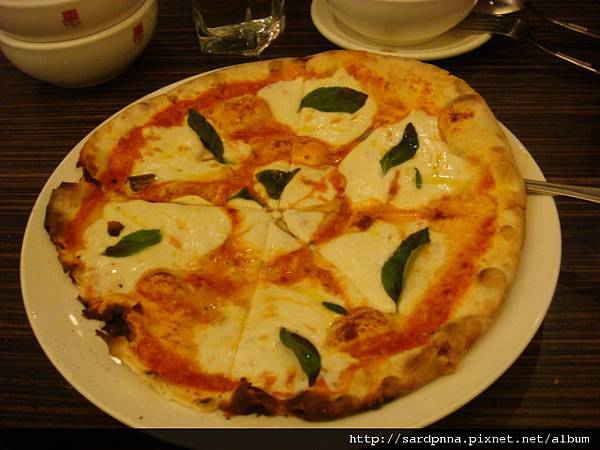 貝里尼 羅勒番茄起司披薩